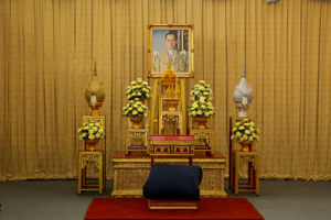 พิธีทำบุญตักบาตร เนื่องในวันคล้ายวันพระบรมราชสมภพ พระบาทสมเด็จพระบรมชนกาธิเบศร มหาภูมิพลอดุลยเดชมหาราช บรมนาถบพิตร วันชาติ และวันพ่อแห่งชาติ