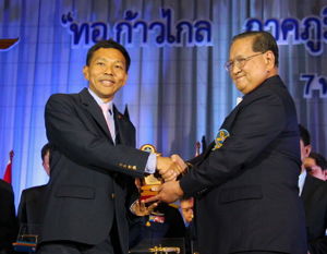 พิธีรับมอบโล่ห์รางวัลศิษย์เก่า ชนอ. ดีเด่น ประจำปี 57