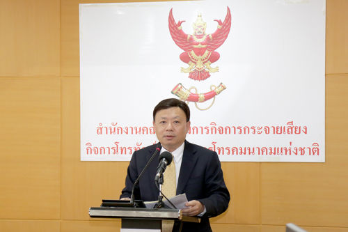 กทค. มีมติรับรองออกใบอนุญาตคลื่นความถี่ 900 MHz ให้ทรูมูฟฯ มีผล 16 มี.ค. 2559 หลังชำระค่าประมูลงวดแรกพร้อมแบงก์การันตี ขณะที่ เลขาธิการ กสทช. เตือนประชาชนผู้ใช้บริการมือถือ 2G เอไอเอส รีบย้ายค่ายก่อนซิมดับเที่ยงคืนวันที่15 มี.ค. นี้