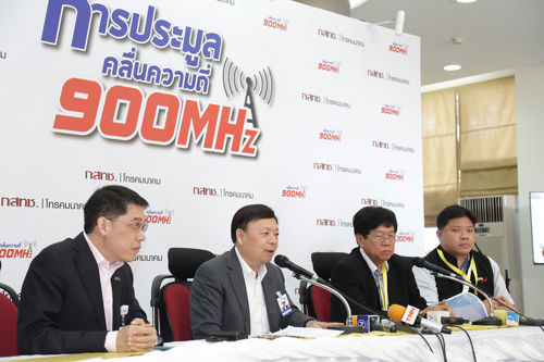 เข้าสู่วันที่ 4 ของการประมูลคลื่นความถี่ย่าน 900 MHz ผู้เข้าร่วมประมูล 2 คนขอออกจากห้องประมูล เนื่องจากติดภารกิจ