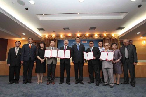 สำนักงาน กสทช. ร่วมมือกับ มูลนิธิสากลเพื่อคนพิการ และมูลนิธิคนตาบอดไทย สนับสนุนโครงการศูนย์บริการถ่ายทอดการสื่อสารแห่งประเทศไทย และโครงการจัดให้มีบริการข้อมูลข่าวสารระบบเดซีผ่านโครงข่ายโทรคมนาคม เพื่อให้กลุ่มคนพิการสามารถเข้าถึงบริการโทรคมนาคมและเข้าถึงข้อมูลข่าวสารเช่นเดียวกับคนปกติได้
