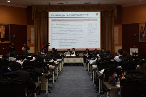 วันนี้ (11 ก.ย. 58) สำนักงาน กสทช. เปิดประชุมชี้แจงและให้คำปรึกษาในการกรอกแบบคำขอรับใบอนุญาตให้ใช้คลื่นความถี่ย่าน 1800 MHz พร้อมตอบทุกคำถามเพื่อผู้เข้ารับคำขอเข้าใจ และกรอกเอกสารอย่างถูกต้อง